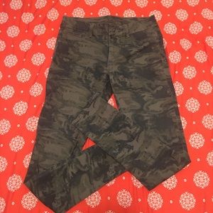 MAURICES CAMOUFLAGE STRETCH SKINNY PANTS SZ S REGULAR. Zipper fly .